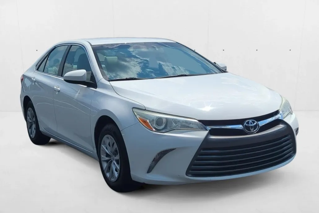 2016 Toyota Camry LE photo 1