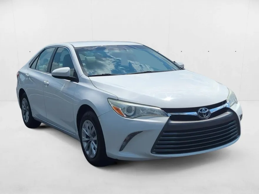 2016 Toyota Camry LE photo 1