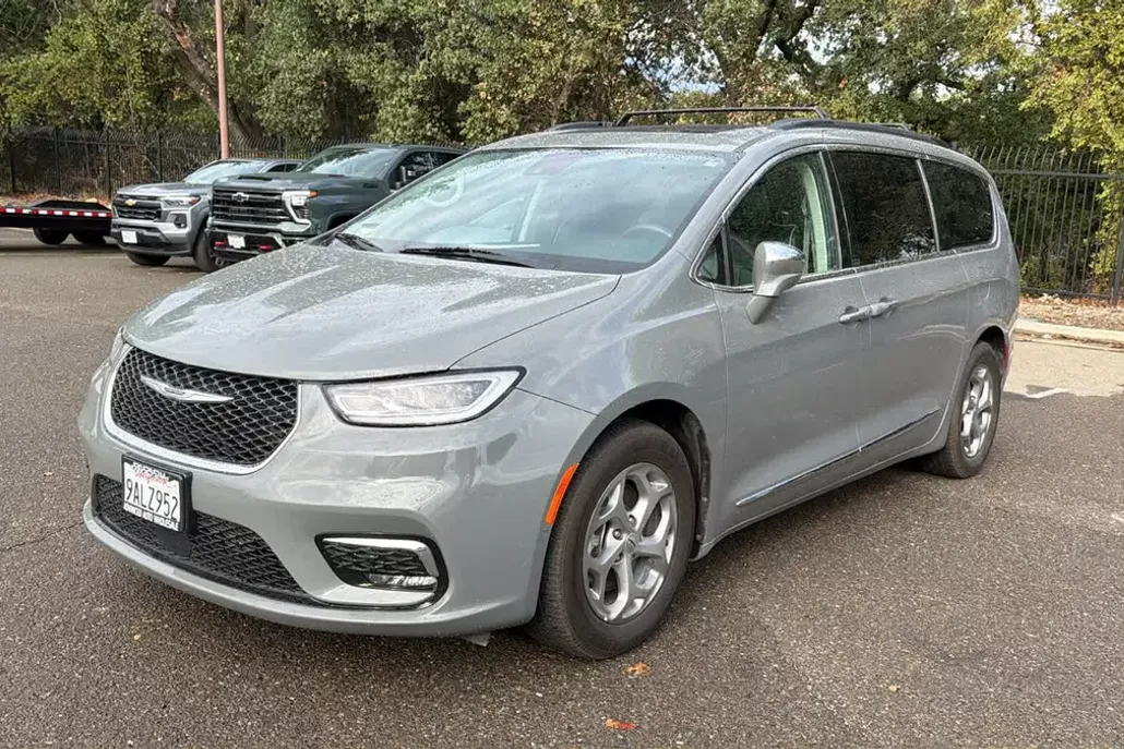 2022 Chrysler Pacifica Limited photo 1