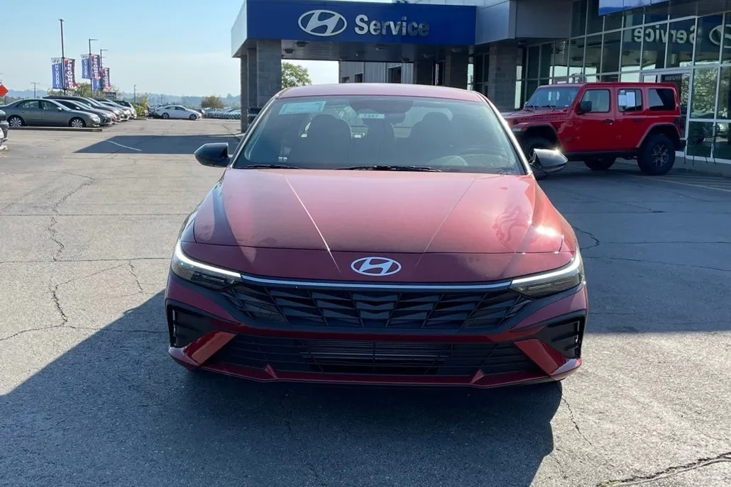 2025 Hyundai Elantra SEL Sport photo 1