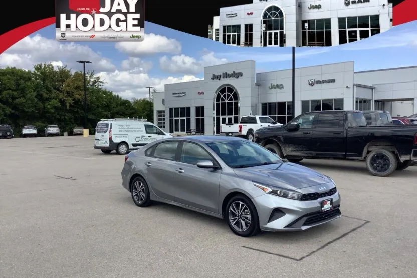 2023 Kia Forte LXS photo 1