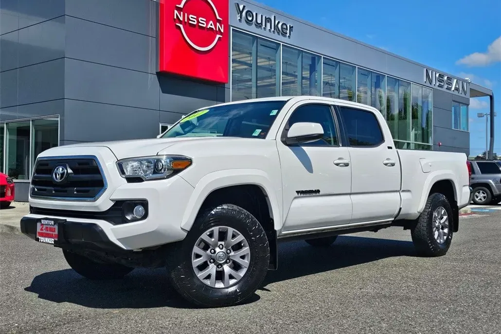 2017 Toyota Tacoma SR5 photo 1