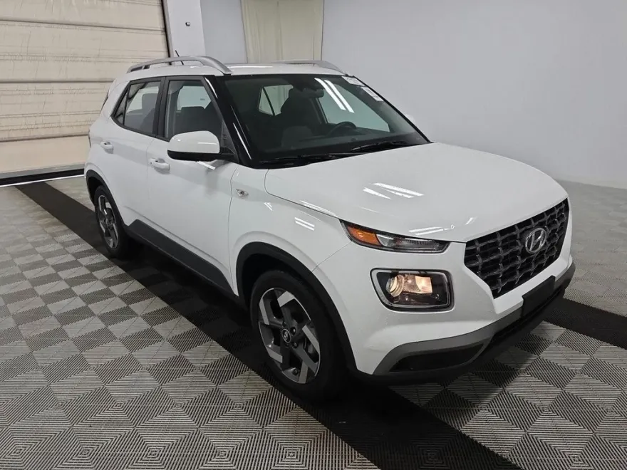 2024 Hyundai Venue SEL photo 1