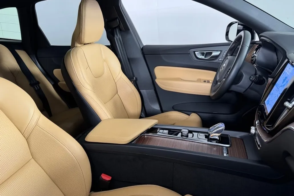 2024 Volvo XC60 Recharge Hybrid Ultimate photo 1