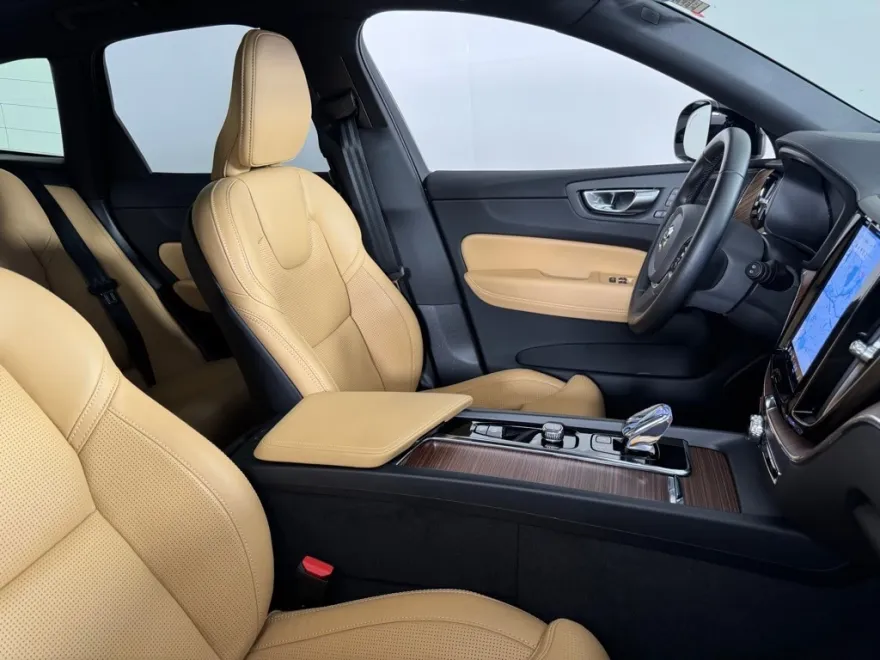 2024 Volvo XC60 Recharge Hybrid Ultimate photo 1