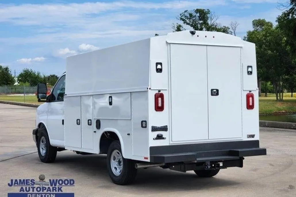 2025 Chevrolet Express Cutaway 3500 photo 1
