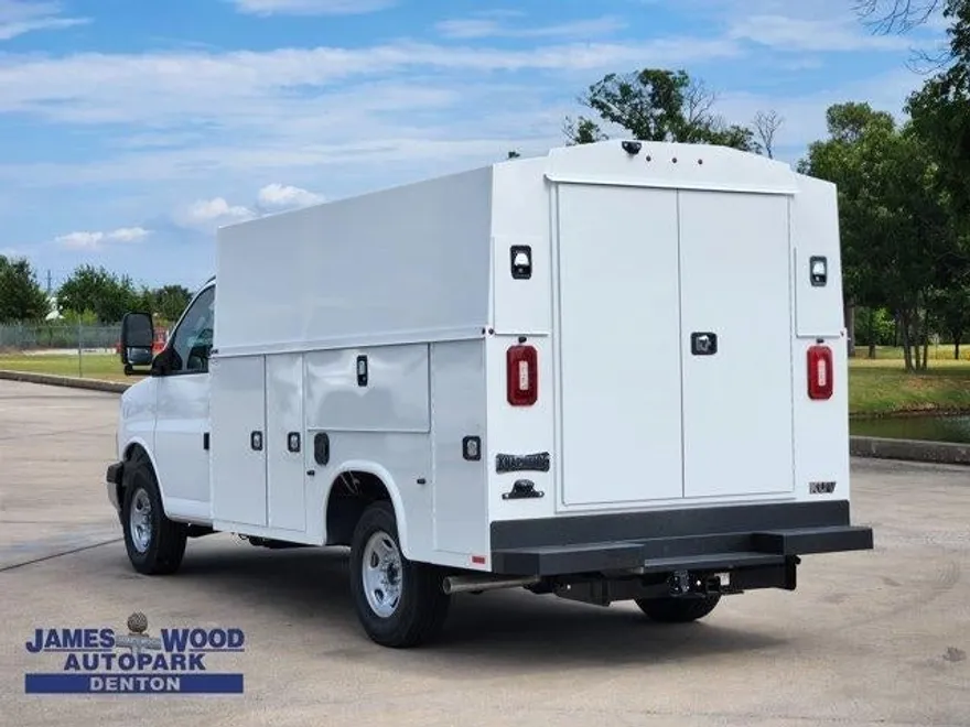2025 Chevrolet Express Cutaway 3500 photo 1