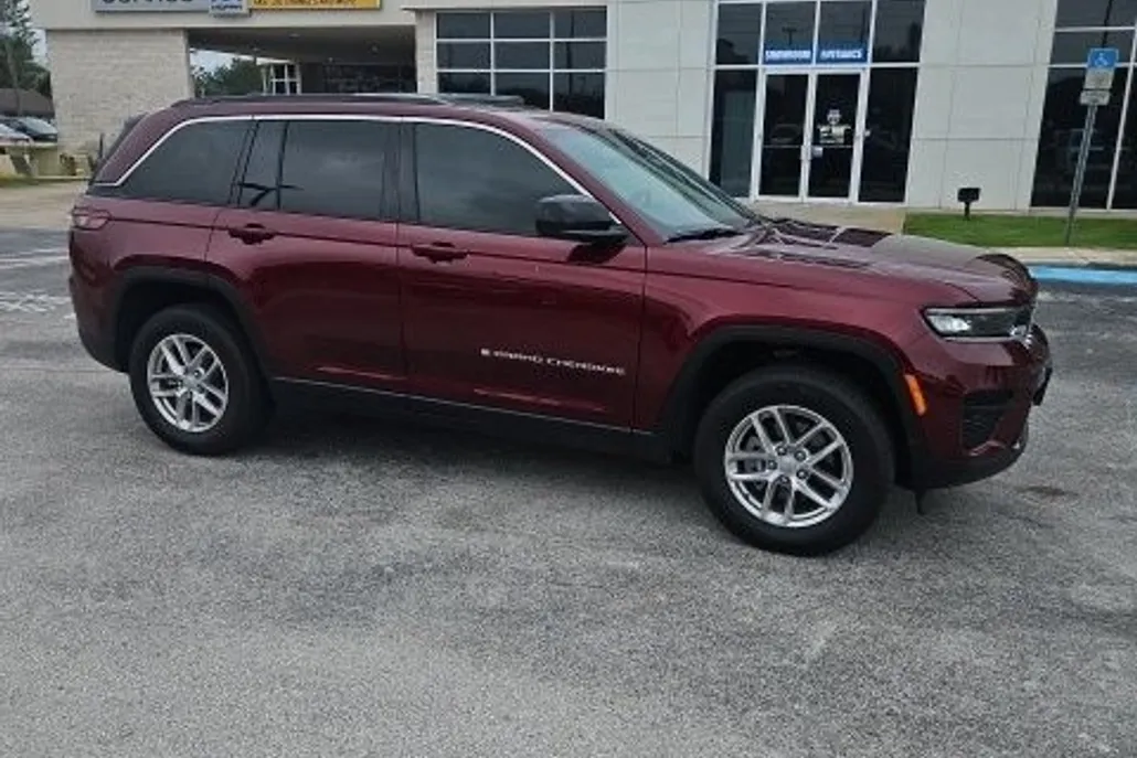2025 Jeep Grand Cherokee Laredo photo 1
