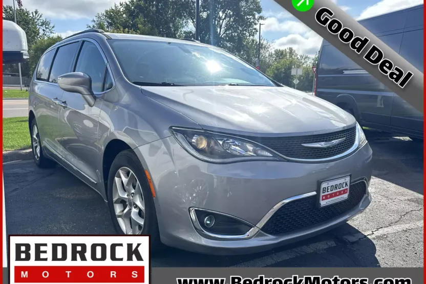 2017 Chrysler Pacifica Touring L photo 1