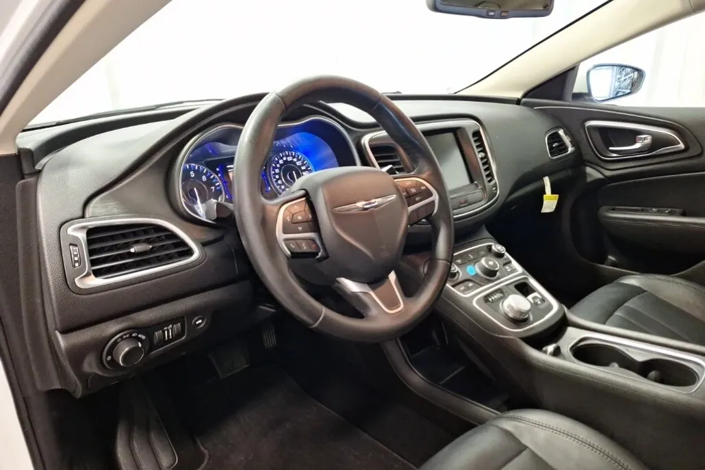 2017 Chrysler 200 Limited photo 1