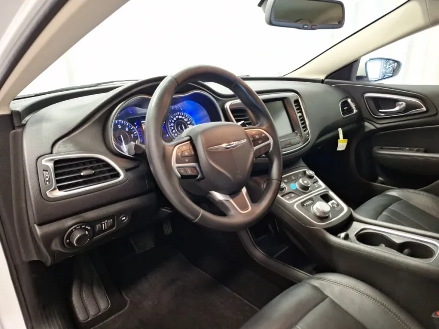 2017 Chrysler 200 Limited photo 1