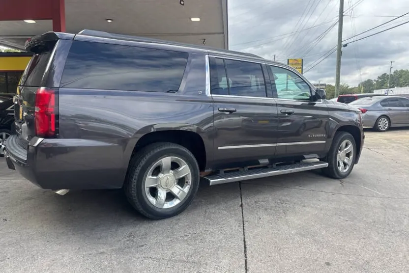 2018 Chevrolet Suburban LT photo 1