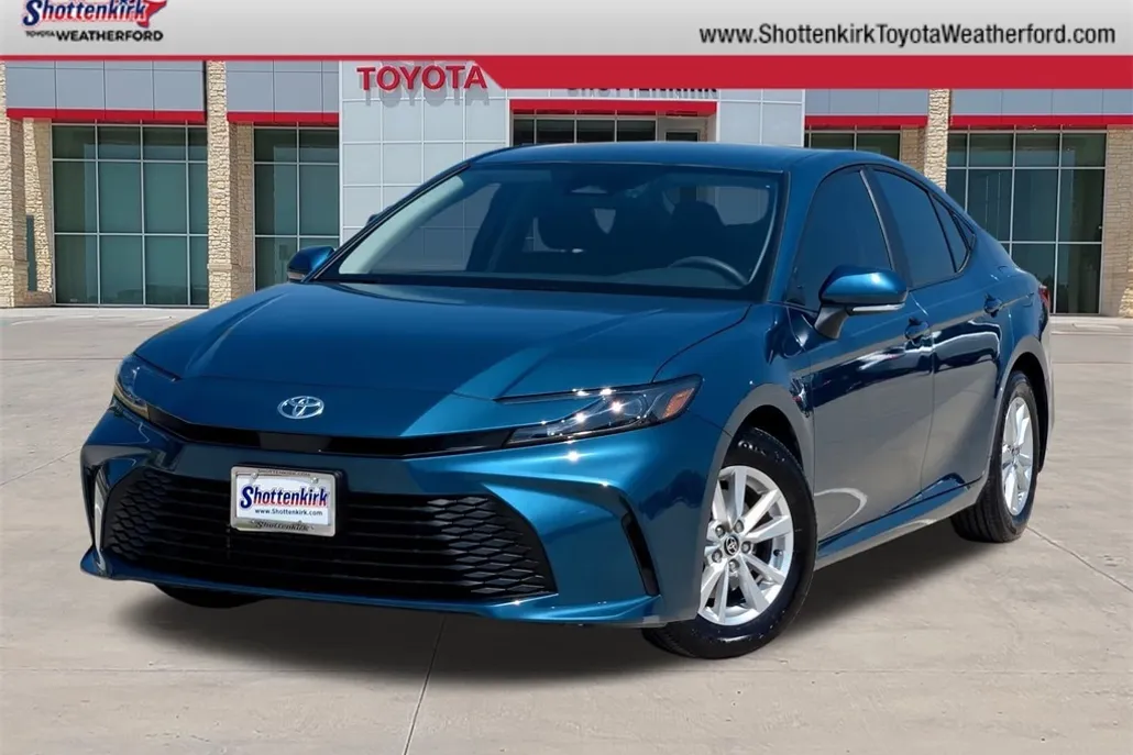 2025 Toyota Camry LE photo 1