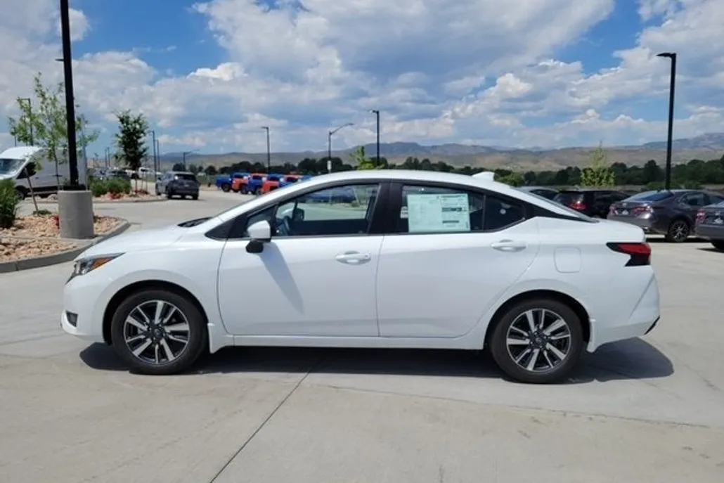 2025 Nissan Versa 1.6 SV photo 1