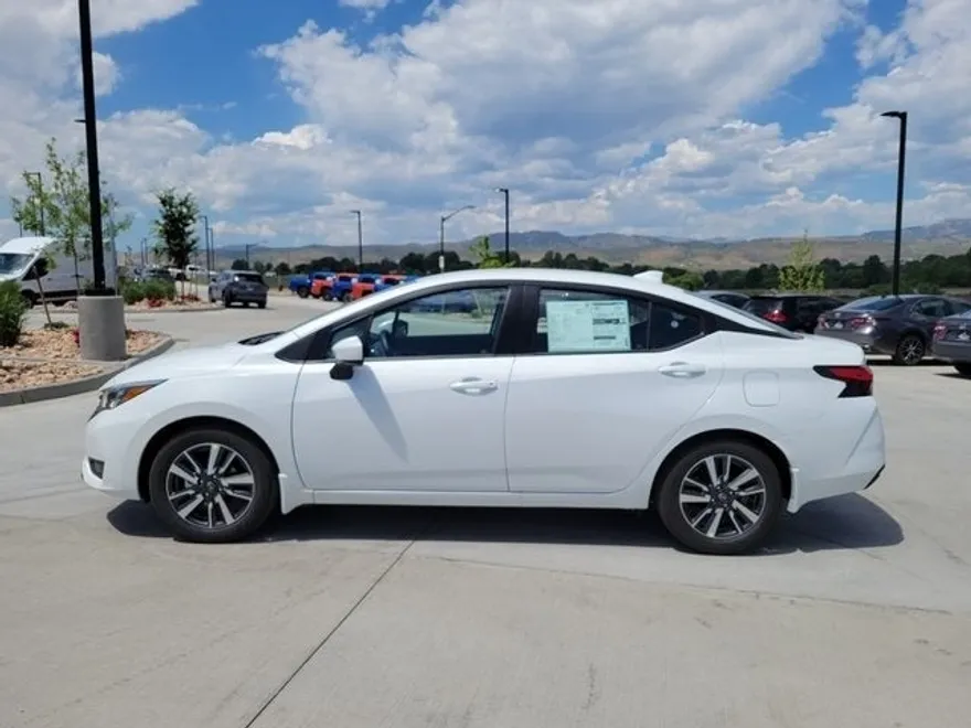 2025 Nissan Versa 1.6 SV photo 1