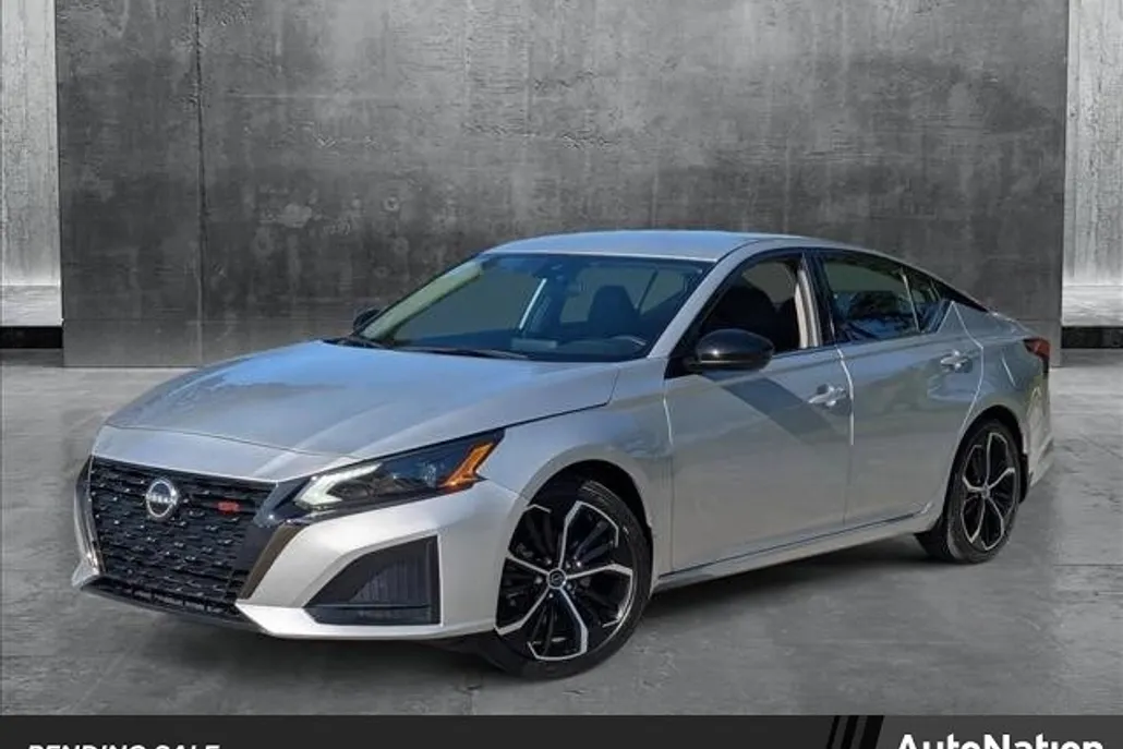 2023 Nissan Altima 2.5 SR photo 1