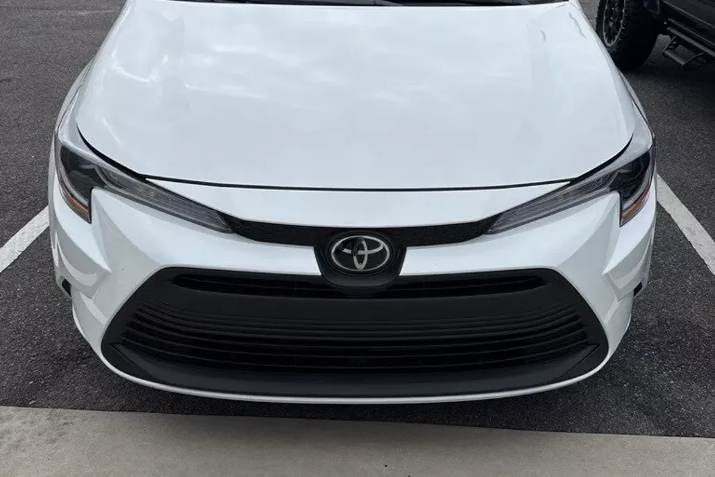 2024 Toyota Corolla LE photo 1