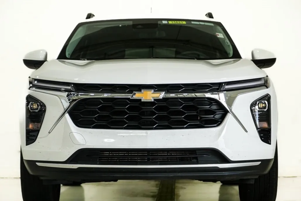2024 Chevrolet Trax LT photo 1