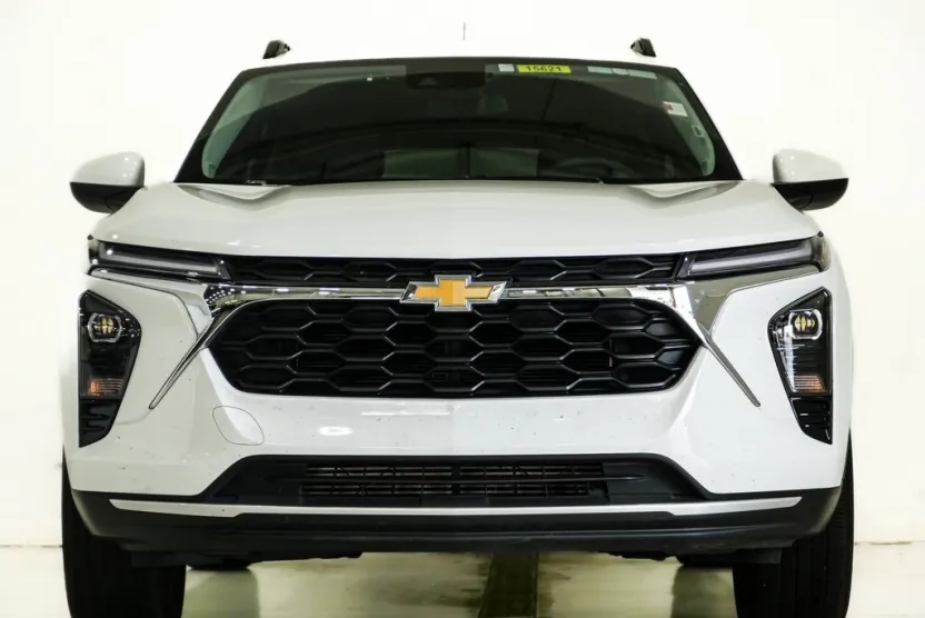 2024 Chevrolet Trax LT photo 1