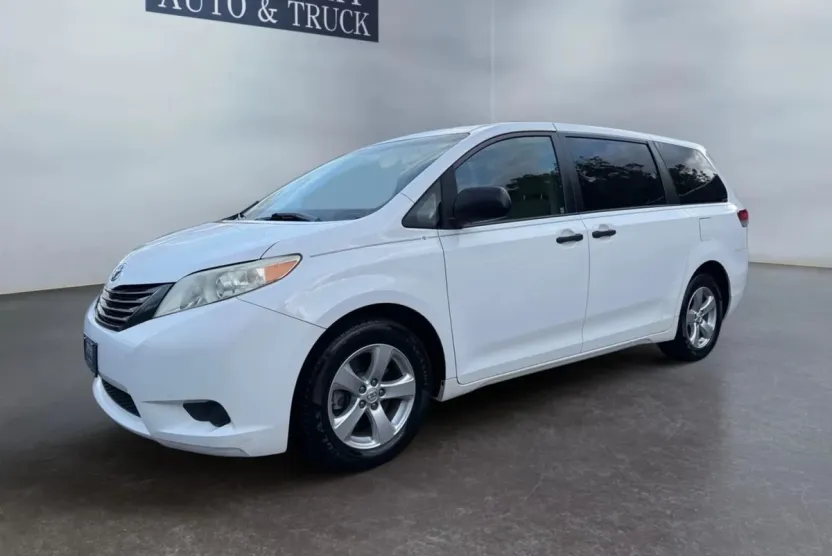 2014 Toyota Sienna L photo 1