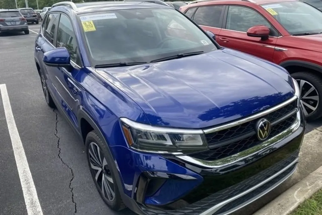 2024 Volkswagen Taos SE photo 1