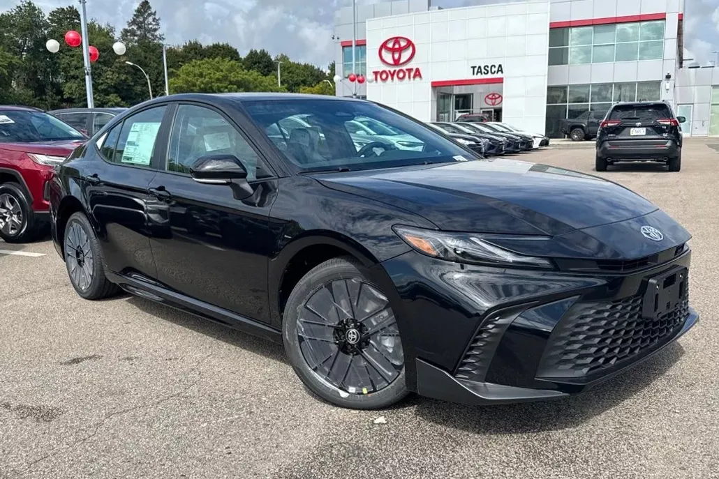 2026 Toyota Camry SE photo 1
