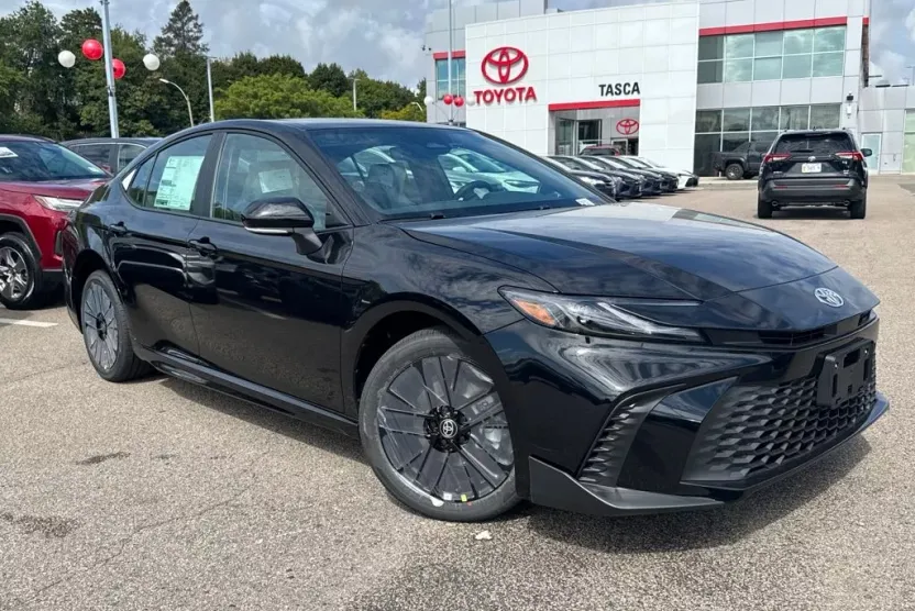 2026 Toyota Camry SE photo 1