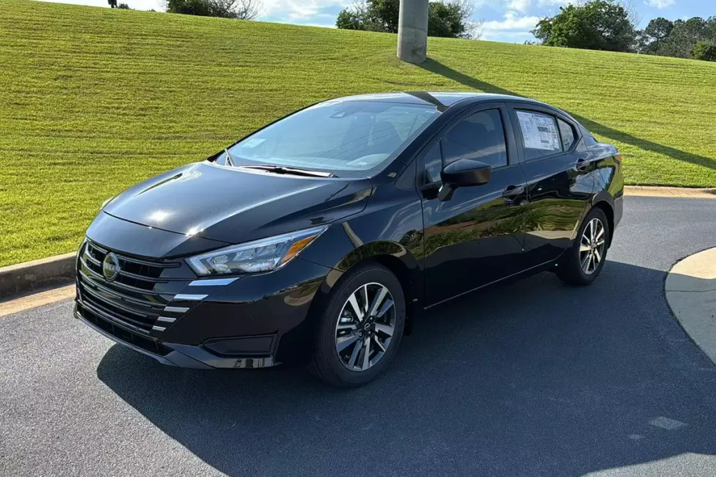 2025 Nissan Versa 1.6 S photo 1