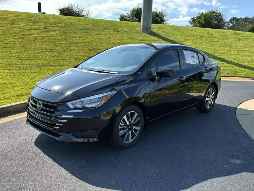 2025 Nissan Versa 1.6 S photo 1