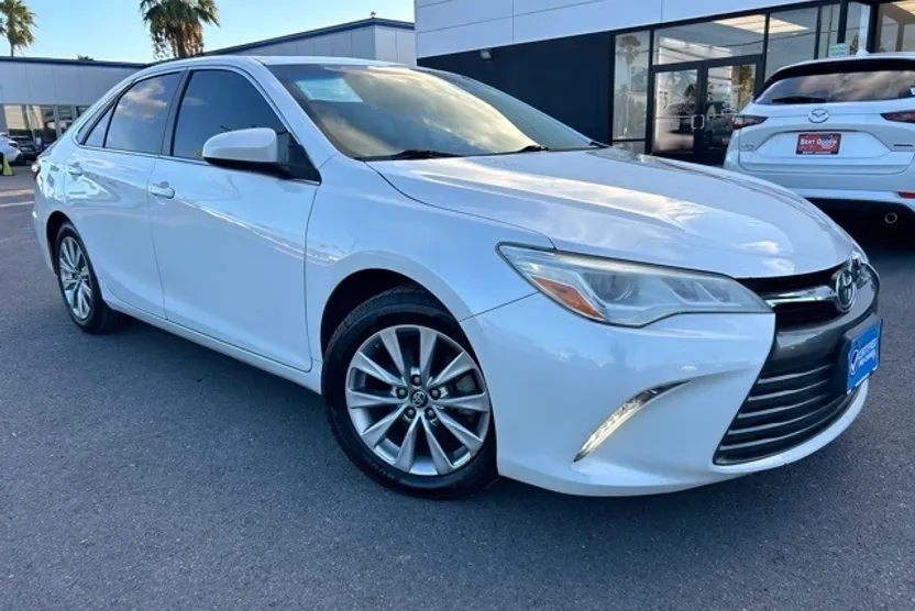 2017 Toyota Camry XLE photo 1