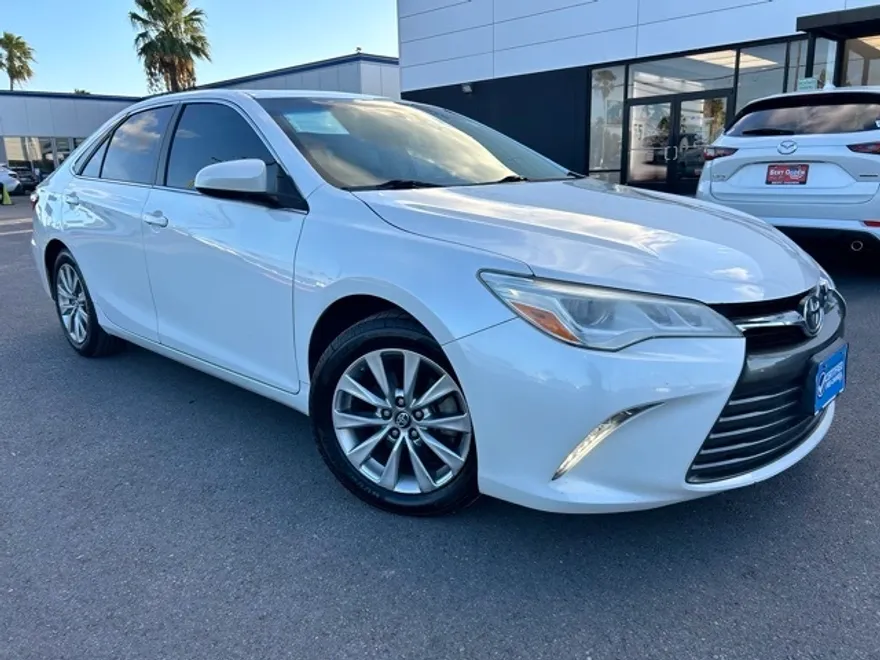 2017 Toyota Camry XLE photo 1