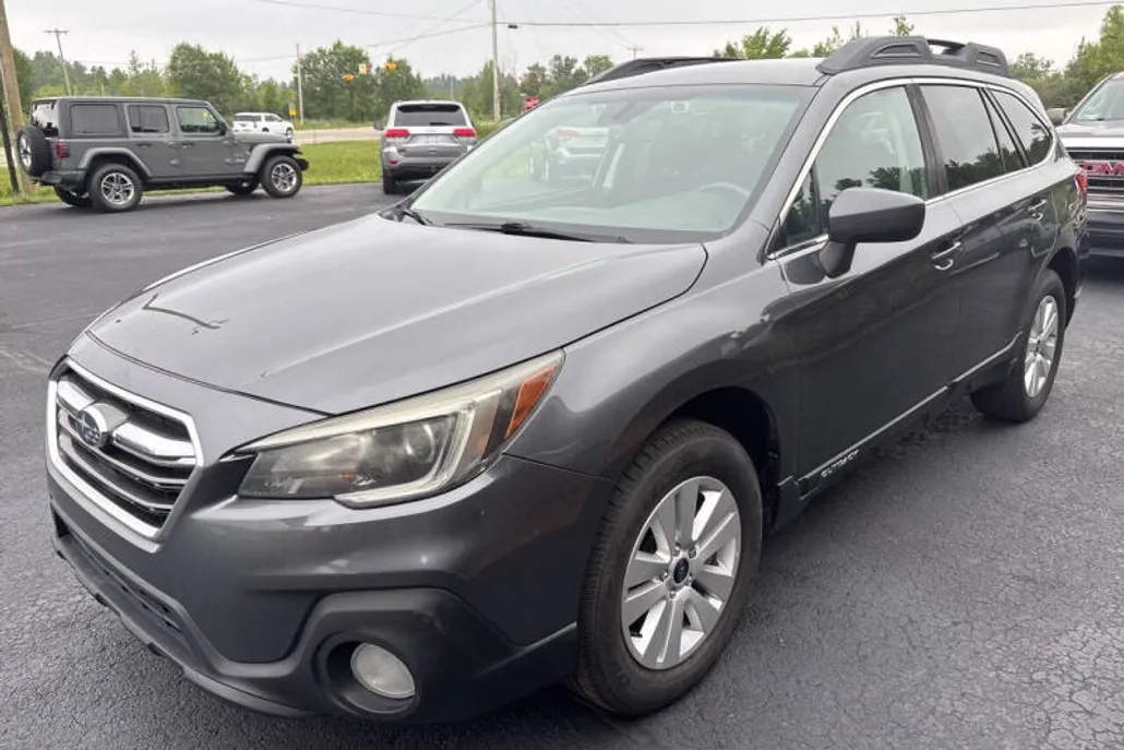 2019 Subaru Outback 2.5i Premium photo 1