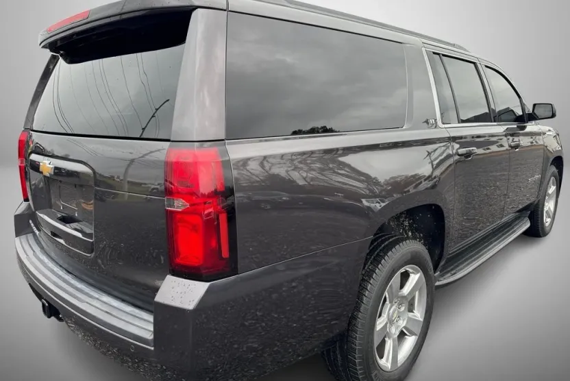 2018 Chevrolet Suburban LT photo 1