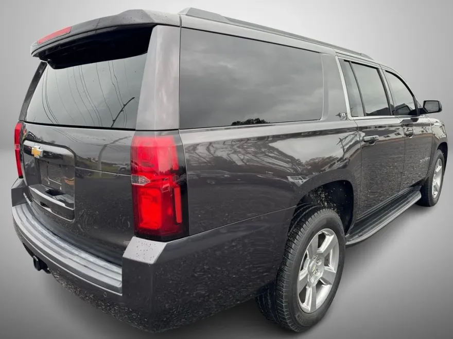 2018 Chevrolet Suburban LT photo 1