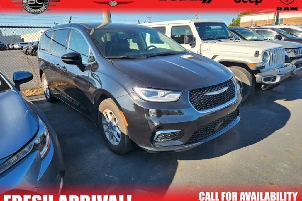 2024 Chrysler Pacifica Touring L photo 1