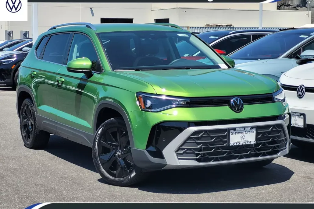 2025 Volkswagen Taos SE photo 1