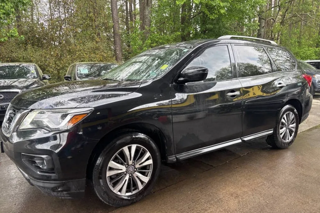 2020 Nissan Pathfinder SV photo 1