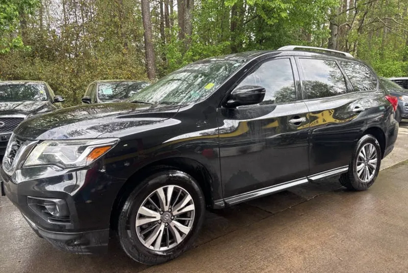 2020 Nissan Pathfinder SV photo 1