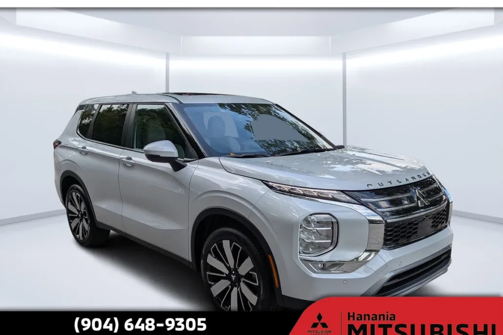 2025 Mitsubishi Outlander SE photo 1