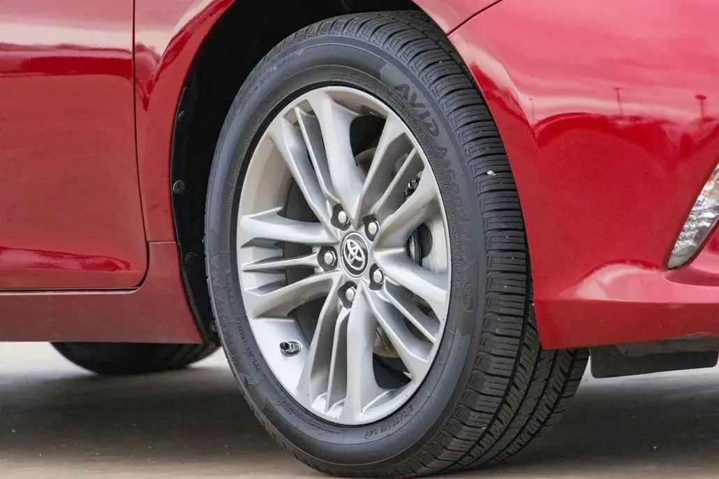 2017 Toyota Camry SE photo 1
