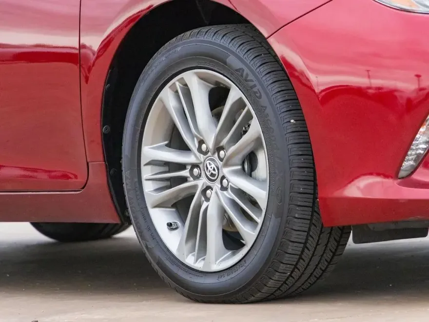 2017 Toyota Camry SE photo 1