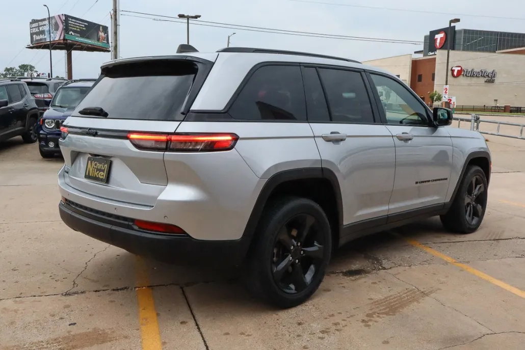 2023 Jeep Grand Cherokee Altitude photo 1