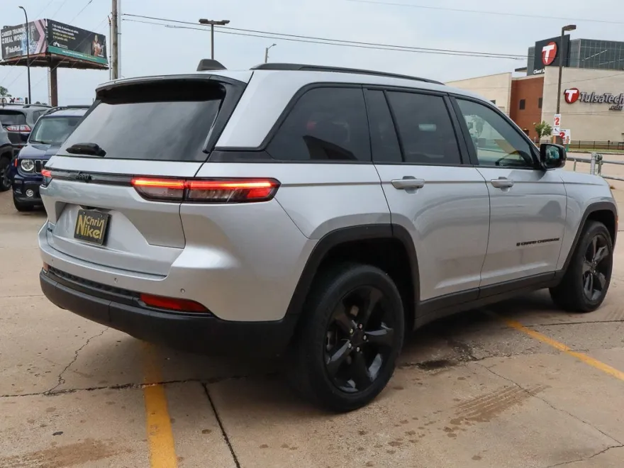 2023 Jeep Grand Cherokee Altitude photo 1