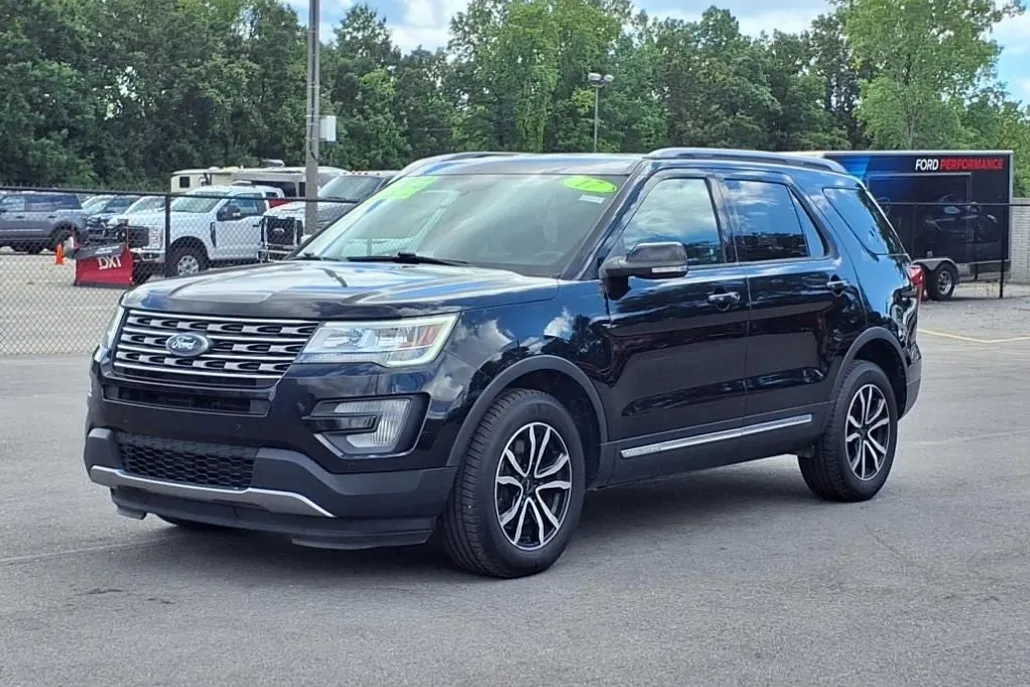 2017 Ford Explorer XLT photo 1