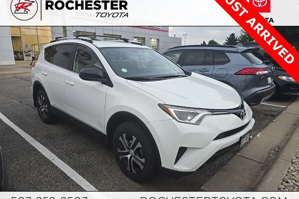 2016 Toyota RAV4 LE photo 1