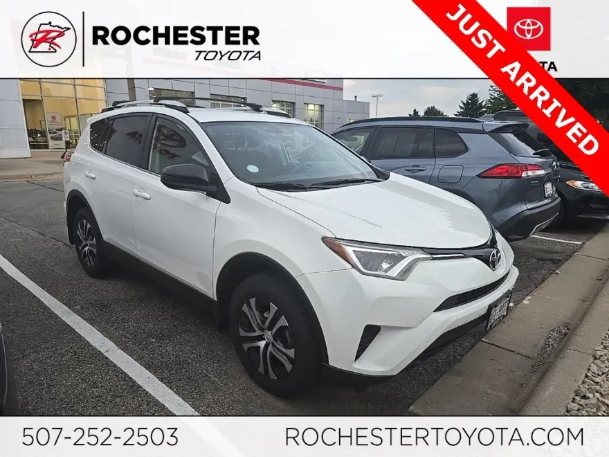 2016 Toyota RAV4 LE photo 1