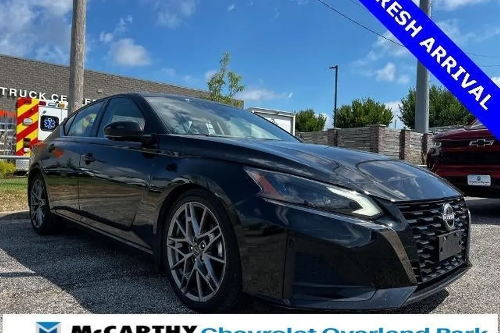 2023 Nissan Altima SR photo 1