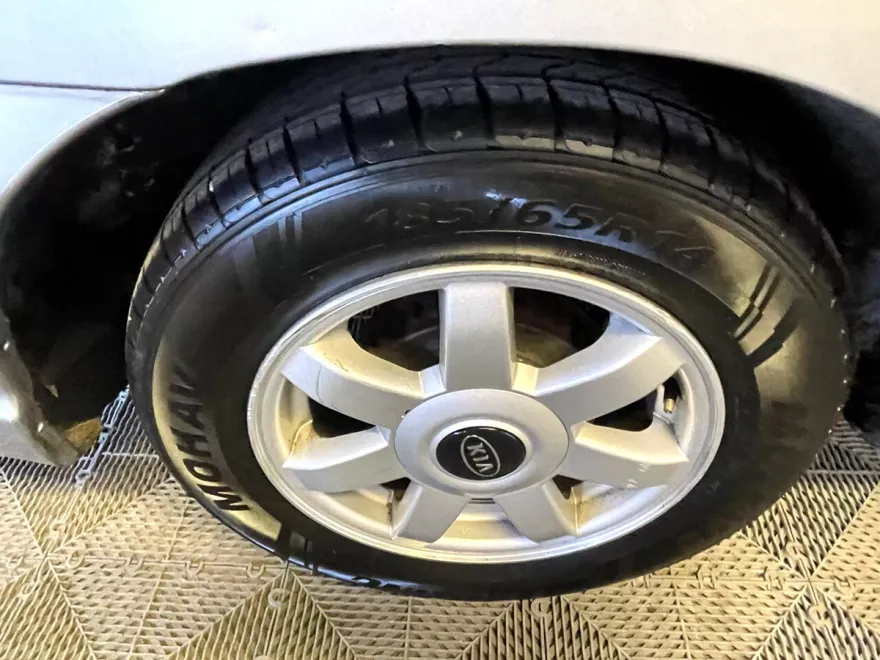 2004 Kia Spectra Base photo 17