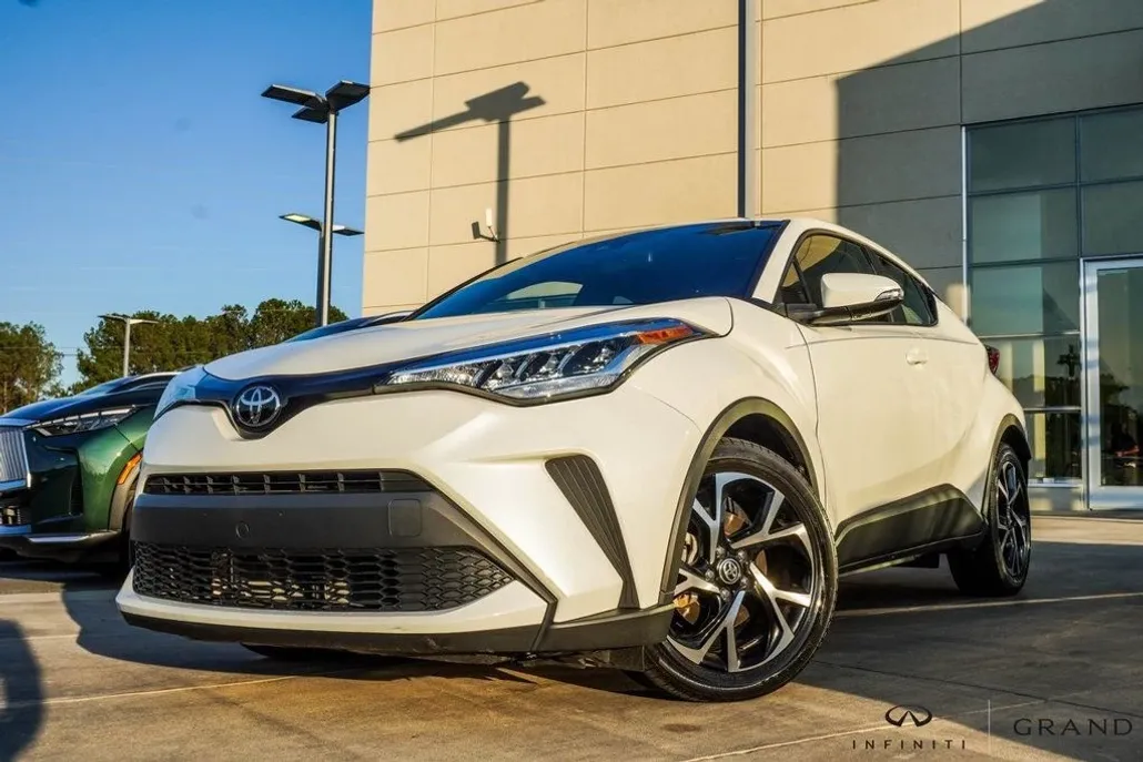 2021 Toyota C-HR XLE photo 1