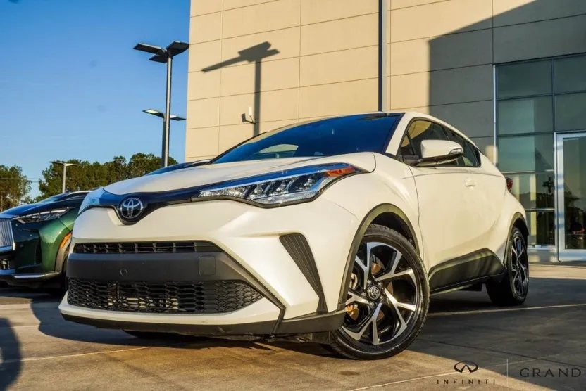 2021 Toyota C-HR XLE photo 1
